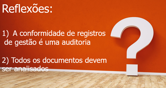 Imagem com fundo laranja, contendo um ponto de interrogação branco à direita e as palavras 'Reflexões:' no topo à esquerda. Abaixo, duas reflexões numeradas: 1) A conformidade de registros de gestão é uma auditoria; 2) Todos os documentos devem ser analisados. O chão é de madeira clara, dando um tom de seriedade ao ambiente.