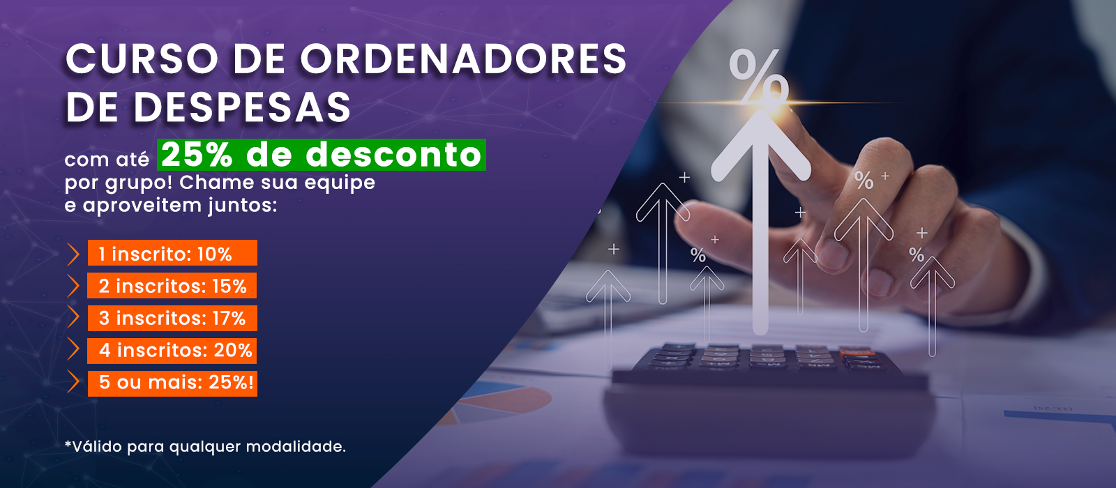 Arte promocional do curso de Ordenadores de Despesas, destacando descontos progressivos para inscrições em grupo. A imagem traz o título em destaque "Curso de Ordenadores de Despesas", seguido da informação "com até 25% de desconto por grupo!" com a porcentagem em verde. A tabela apresenta os percentuais de desconto conforme o número de inscritos, variando de 10% (1 inscrito) até 25% (5 ou mais). No rodapé, há um aviso: "*Válido para qualquer modalidade." À direita, uma imagem de uma mão pressionando uma calculadora, com ícones de setas e porcentagens, transmite visualmente a ideia de crescimento e economia. A arte combina tons de roxo, laranja e verde, com um design moderno e corporativo.
